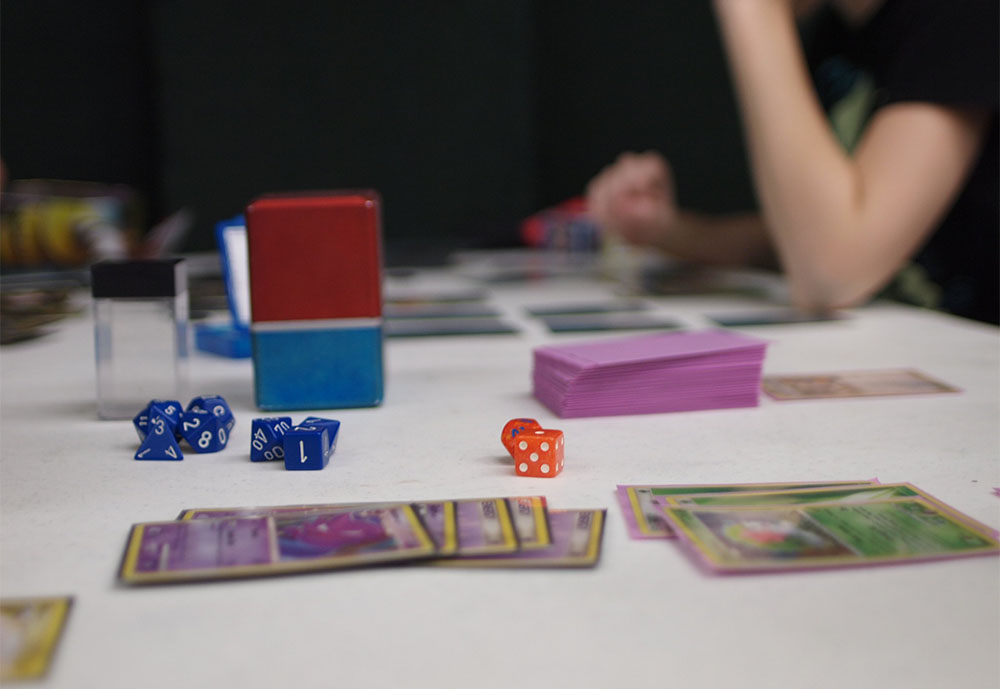 The table with dice and cards
